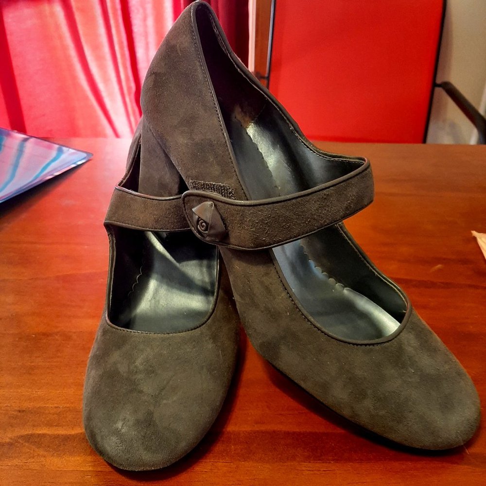 Me Too Charcoal Gray Suede Closed Toe Block Heels - Size 9.5M
